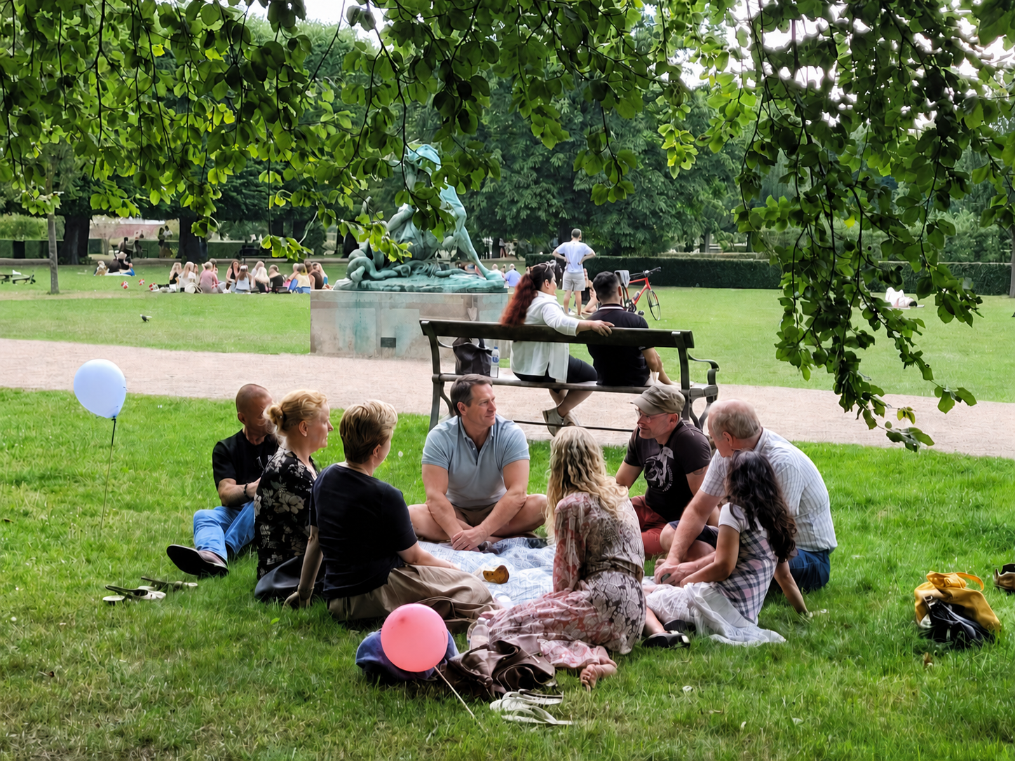 Singlevenner hygger sig sammen i en park